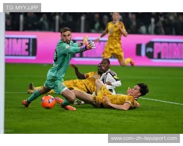 尤文图斯边线传中形成门前混乱 尤文图斯边线传中形成门前混乱