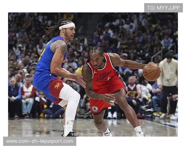 伦纳德压哨上篮稳稳命中,快船主场全场沸腾